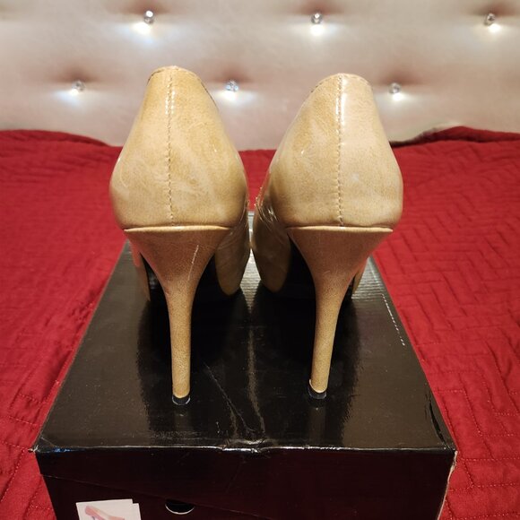 Women's size 6.5 Tan Patent Peep-Toe 4.75" Platform Pumps - Picture 4 of 5